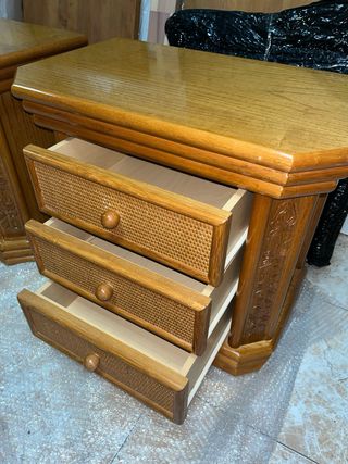 Mesitas de noche de madera con mimbre