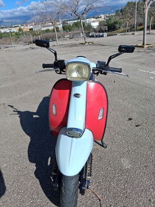 Scooter 125cc blanco y rojo