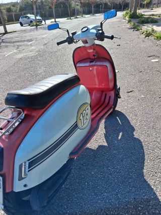 Scooter 125cc blanco y rojo