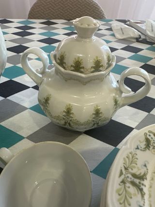 Juego de  café de porcelana con diseño floral