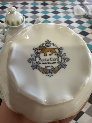 Juego de  café de porcelana con diseño floral