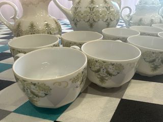 Juego de  café de porcelana con diseño floral