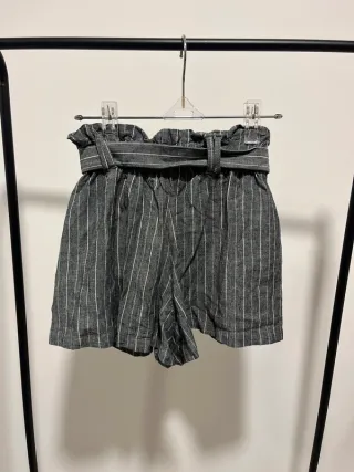 Calções cinzentos com riscas e cinto