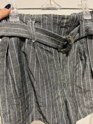 Calções cinzentos com riscas e cinto
