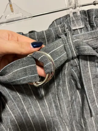 Calções cinzentos com riscas e cinto