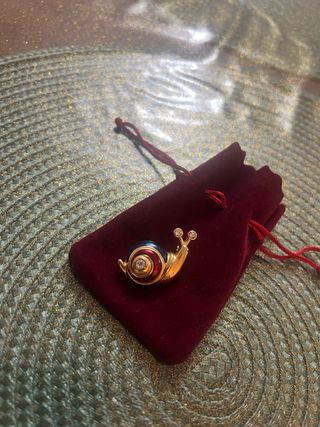 Spilla lumaca smaltata oro e strass