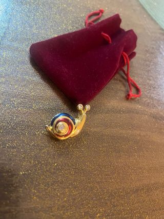 Spilla lumaca smaltata oro e strass