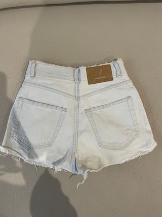 Shorts vaqueros desgastados con botones