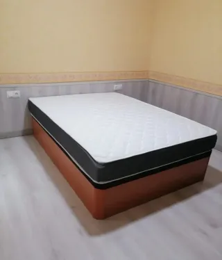 Canapé abatible marrón y blanco