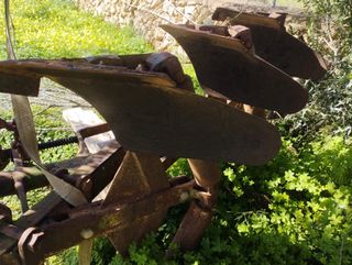 Arado antiguo de hierro