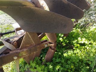 Arado antiguo de hierro