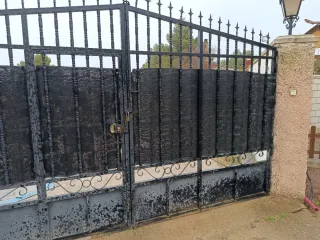 Portón metálico 4.6m x 2m