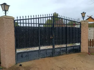 Portón metálico 4.6m x 2m