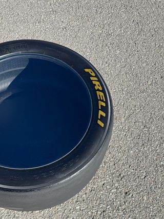 Mesa de centro exclusiva slick Pirelli P zero.