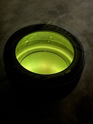 Mesa de centro exclusiva slick Pirelli P zero.