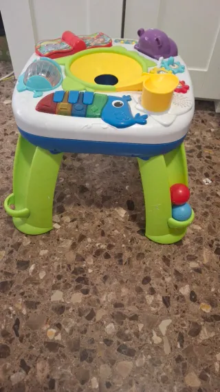 Mesa de actividades para bebé interactiva