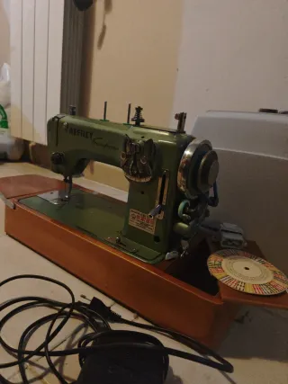 Máquina de coser Refrey vintage