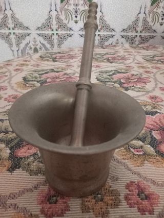 Mortero antiguo de metal