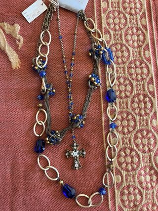 Collar azul y dorado con cruz
