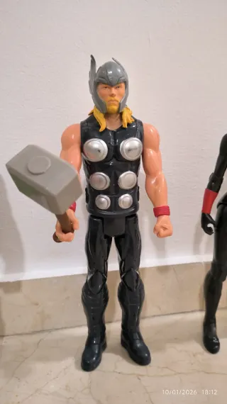 Figuras Marvel: Thanos, Hulk, Superman, etc.
