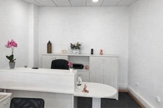 Mesa de oficina blanca de madera