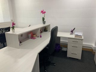 Mesa de oficina blanca de madera