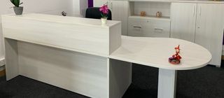 Mesa de oficina blanca de madera