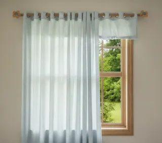 Barra de cortina de madera con adornos