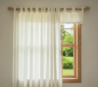 Barra de cortina de madera con adornos