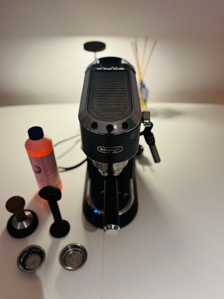 Cafetera De'Longhi Dedica + Accesorios