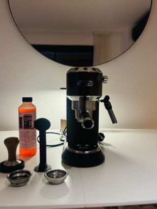 Cafetera De'Longhi Dedica + Accesorios