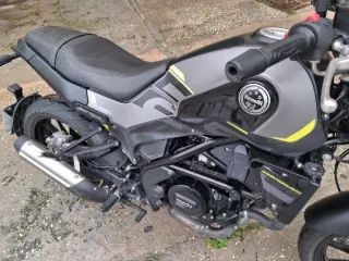 Benelli Leoncino 250cc Gris/Amarillo