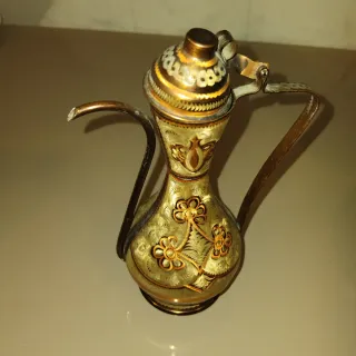 Figuras decorativas Buda y jarrones.