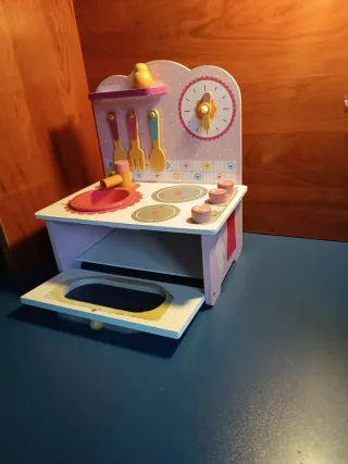 Cocinita de madera para jugar.