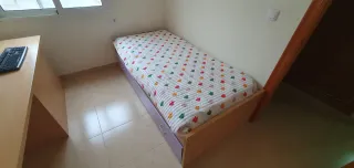 Escritorio, estantería y armario habitación