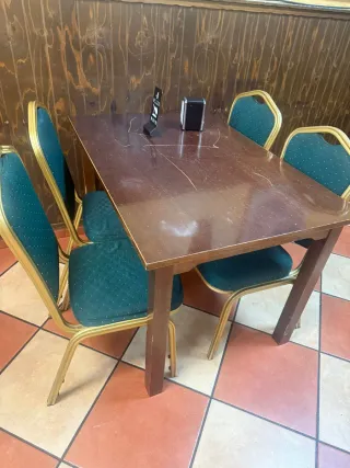 Sillas y mesas de banquete