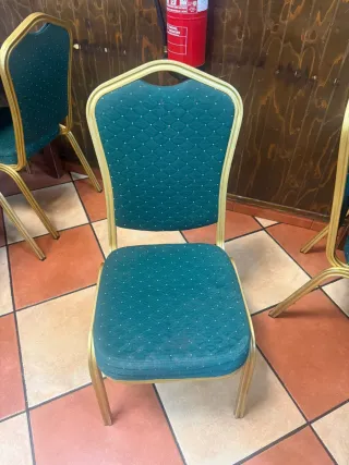 Sillas y mesas de banquete