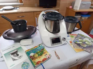 Thermomix TM5 con cokedoo y dos vasos