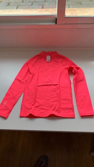 Camiseta térmica Wedze infantil rosa.