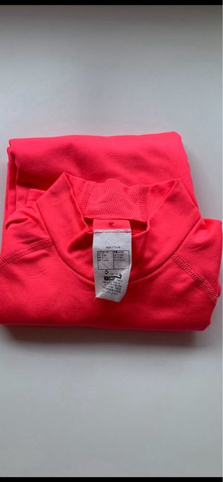 Camiseta térmica Wedze infantil rosa.