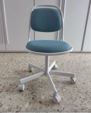 Silla de escritorio azul con ruedas