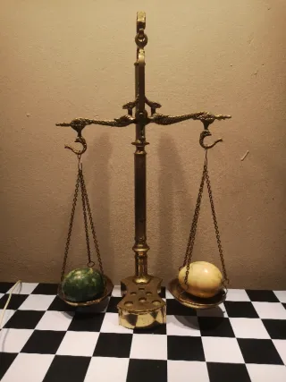Balanza antigua de latón