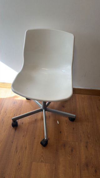 Silla de oficina giratoria blanca