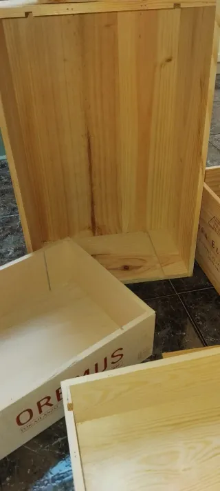 Cajas de madera de vino y cava