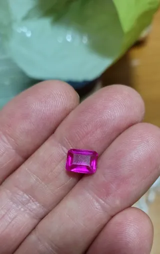 Pietra preziosa taglio rettangolare fucsia