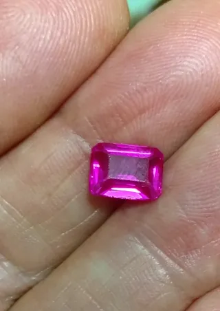 Pietra preziosa taglio rettangolare fucsia