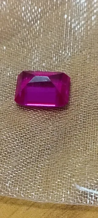 Pietra preziosa taglio rettangolare fucsia