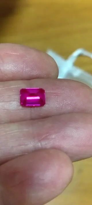 Pietra preziosa taglio rettangolare fucsia