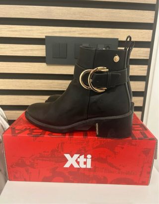 Botines Xti Negros con Hebilla Dorada