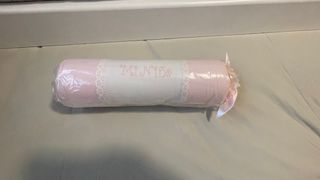 Cojín antivuelco bebé Mi Niña blanco y rosa